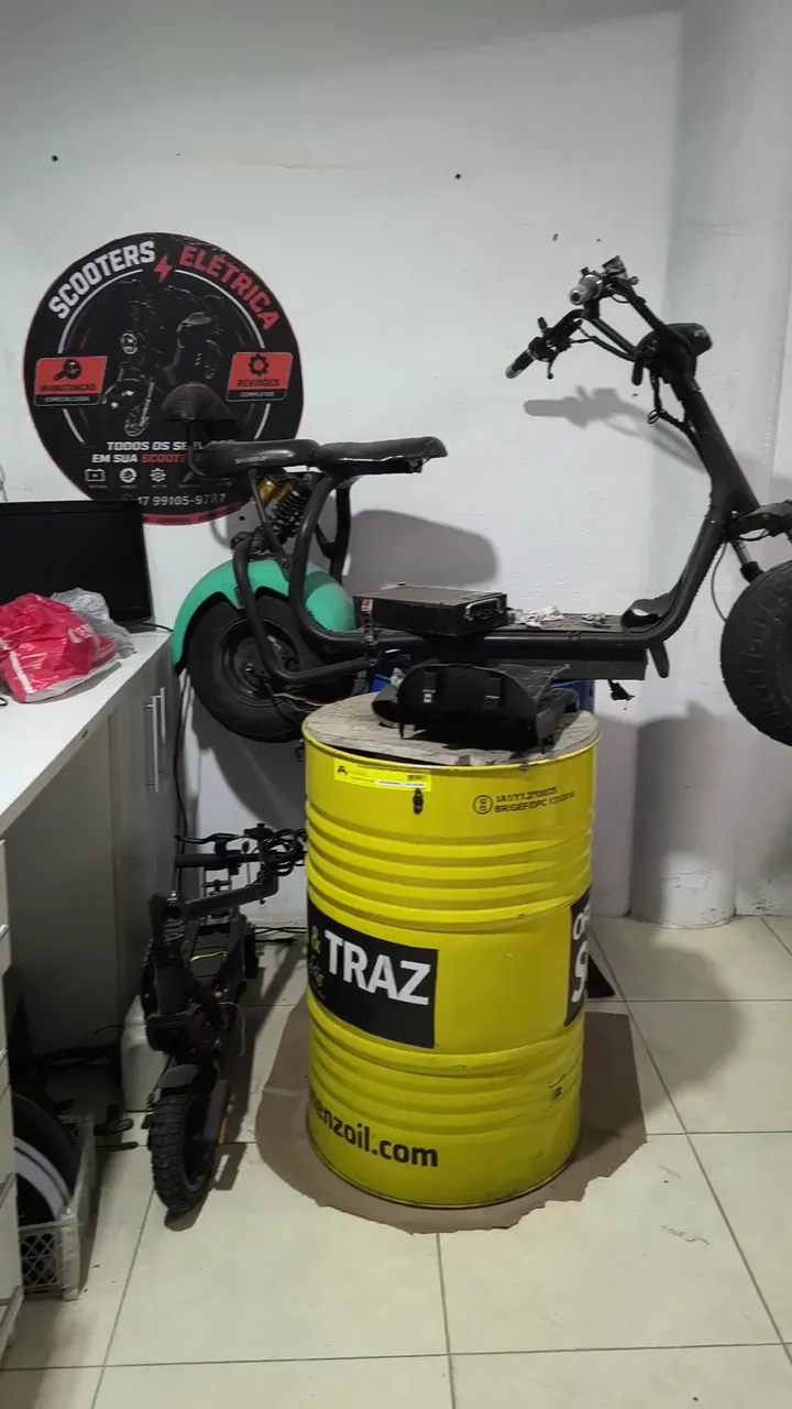 Scooter elétrica em manutenção na oficina