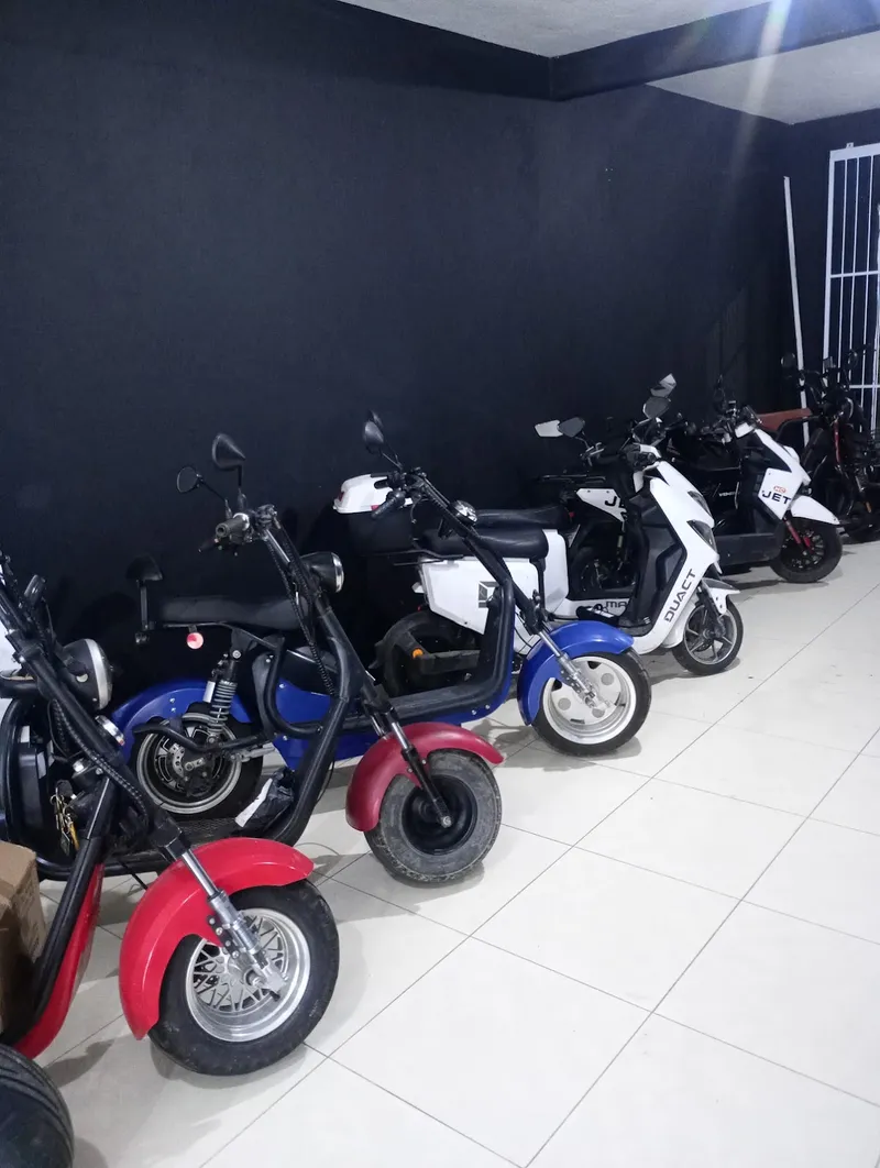 Scooters elétricas enfileiradas dentro da loja